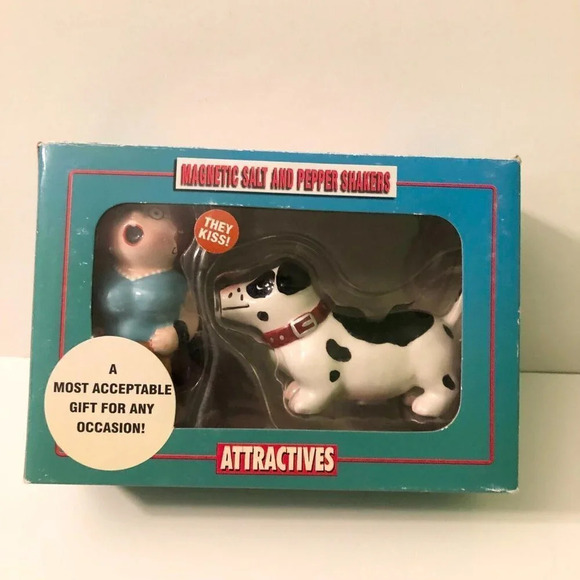 Attractives Magnetic Salt and Pepper Shakers A Lady And A  Tramp Dog - Picture 1 of 15